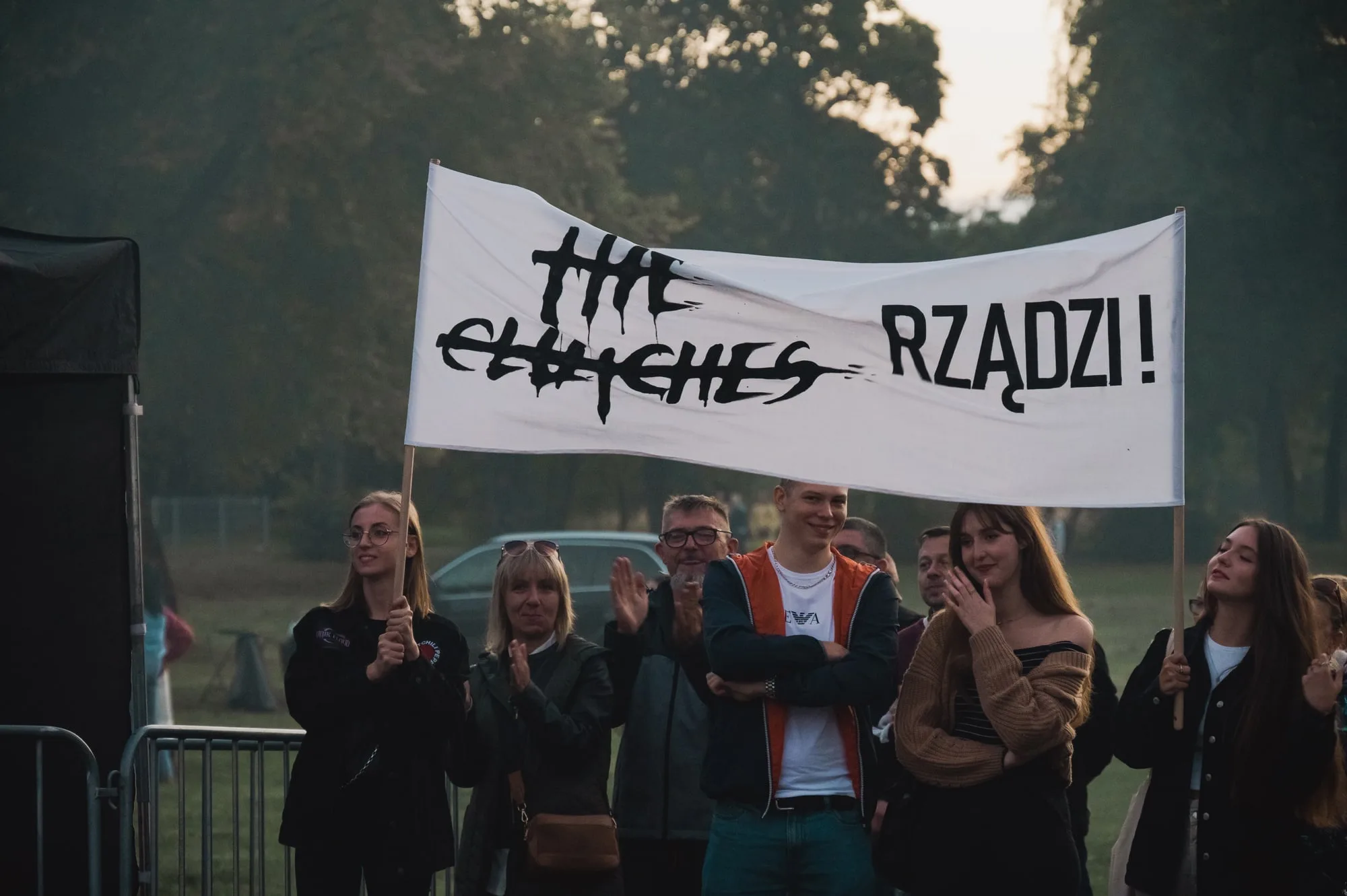 Kibice z transparentem „The Clutches rządzi!” – Dożynki Powiatowe, Blachownia 2025